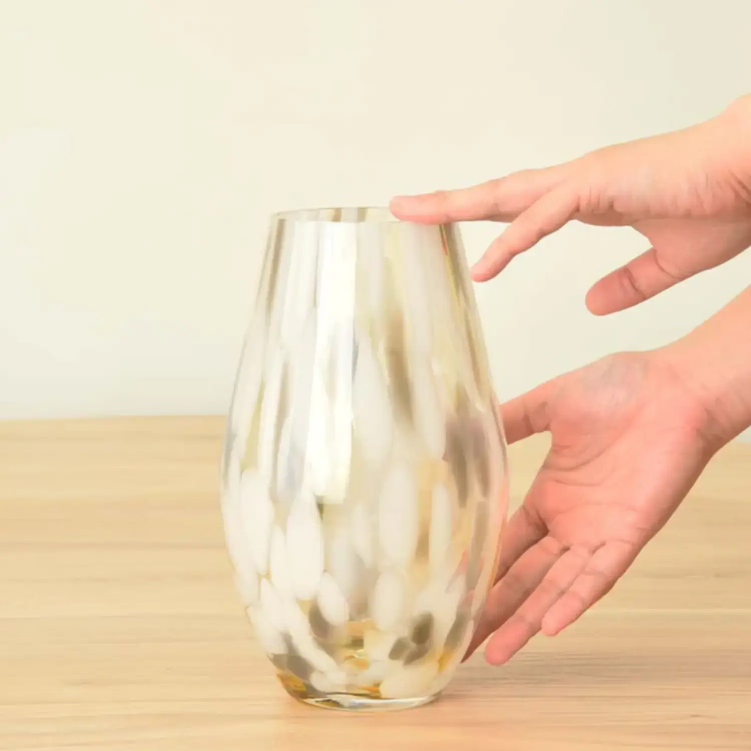 Aderia Handmade Elegant Glass Flower Vase Cloud Pattern 215mm - Image 4