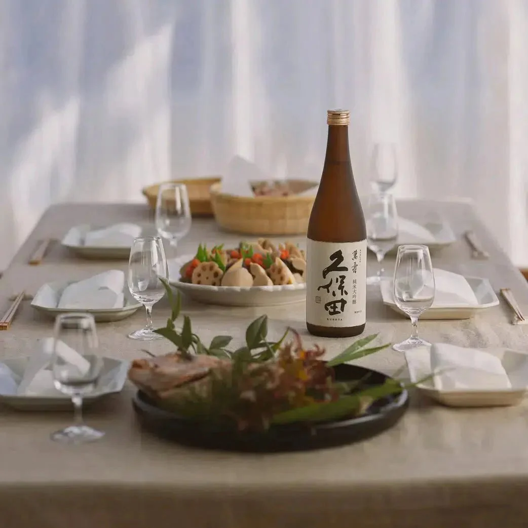 Kubota Manjyu Junmai Daiginjo Japanese Sake 720ml - Image 2